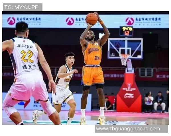 张镇麟上海男篮正赛首秀，强杀禁区拿到首分，与弗格连线空接暴扣！