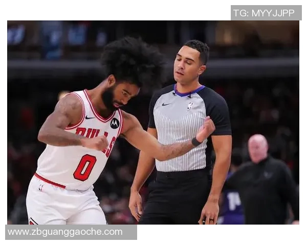 黄蜂新援科比·怀特赶到丰田中心与新队友见面